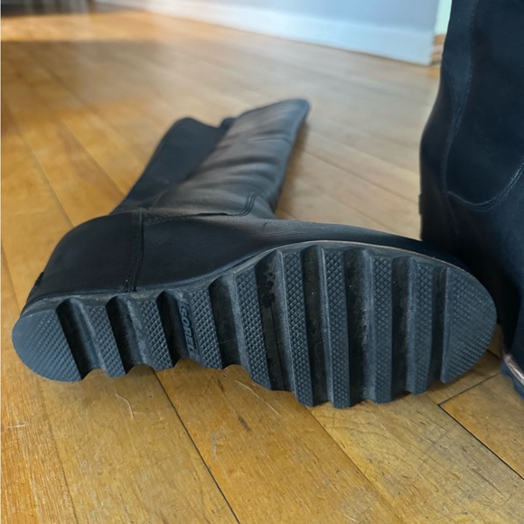 Sorel boots size 7 - Picture 3 of 4